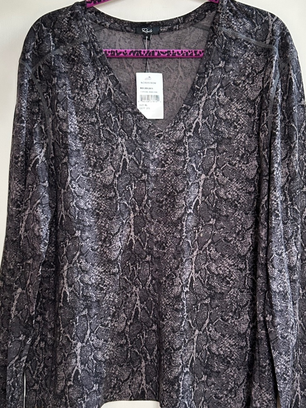NWT - WOMEN'S V-NECK LONG SLEEVE TOP BY RAILS, MULTICOLOR, SIZE XL